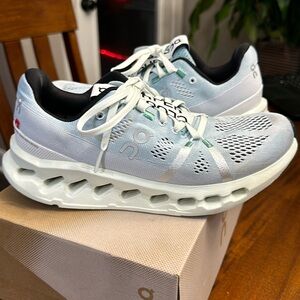 Women’s size 8 ON Cloudsurfer